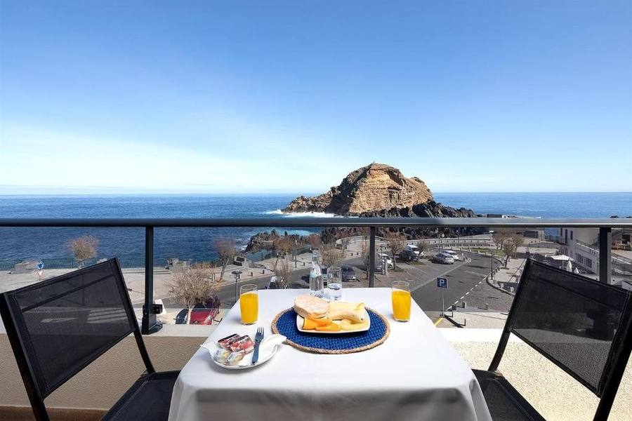 Balcony breakfast with ocean view at Perola Views Inn